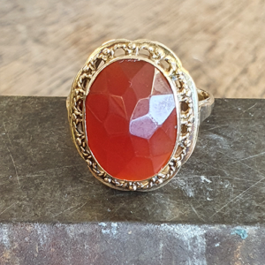 Geel gouden ring met carneool