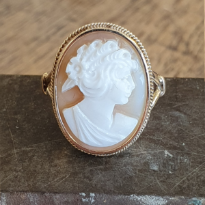 Geel gouden ring met een camee maat 17,25