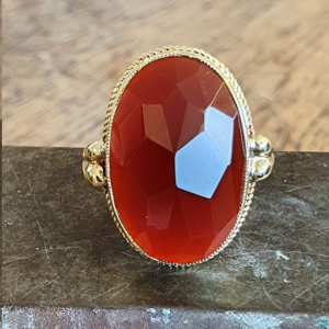 Geel gouden ring met een carneool maat 17