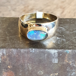 Geel gouden ring met een opaal maat 18,5