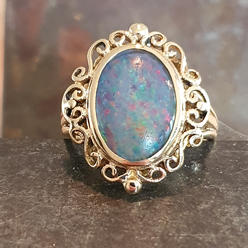 Geelgouden ring met doublet opaal